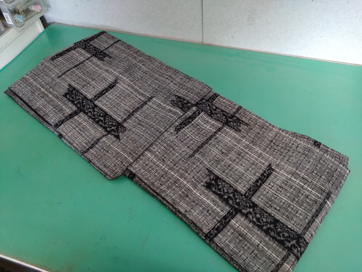 ● 107 綿? ウール? 紬? 着物 粋 な ダークグレー系 絣柄 のような大きな柄 の中に花柄 中古 ③拍卖