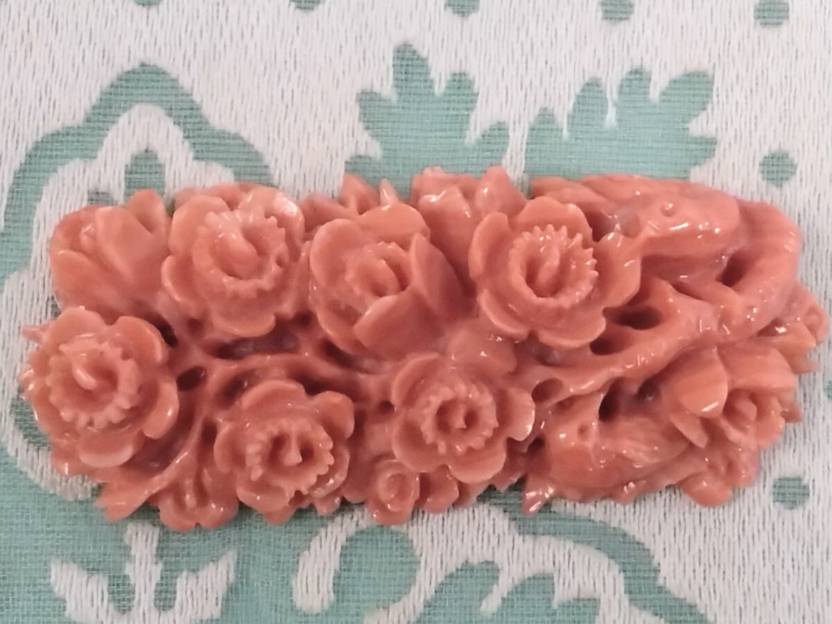 ●本珊瑚 帯留 本体のみ 4.9×2.1cm 肉厚 11mm/11g 梅 鶯 鳥 花鳥 彫刻 装飾 和装小物 コーラル レトロ ヴィンテージ アンティーク 希少 ④拍卖