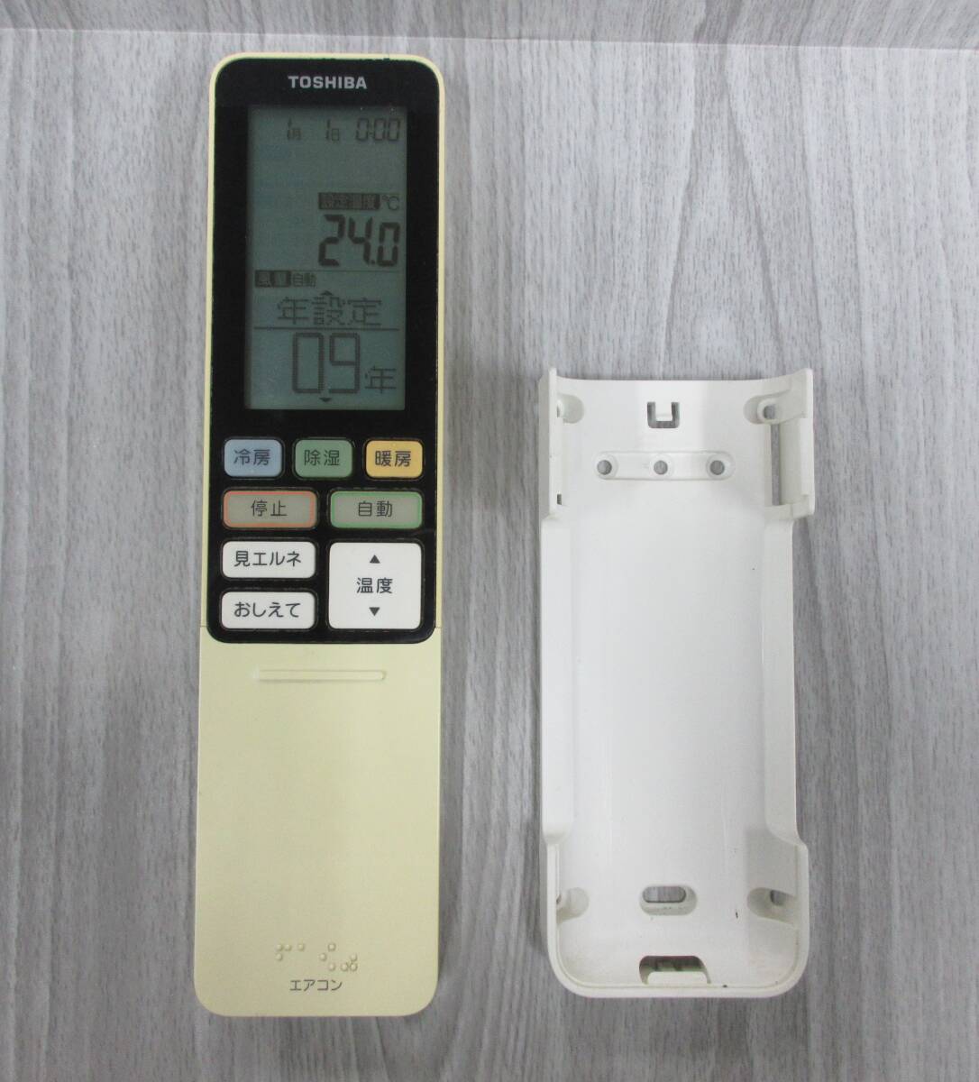 ( く-L-8181 )東芝 TOSHIBA エアコンリモコン WH-RA01UJ 取り付けホルダー 付属品付き 中古 動作未確認 通電確認済みOK拍卖