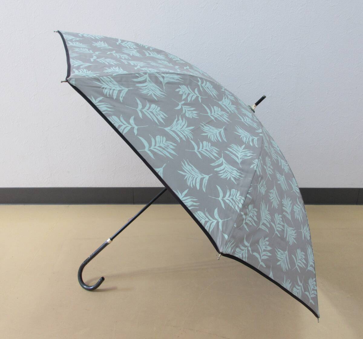 ( せ-A4-8020 )日傘 長傘 手開き式 グレー グリーン 葉模様 かわいい おしゃれ 全長約69cm 半径約45cm 中古拍卖