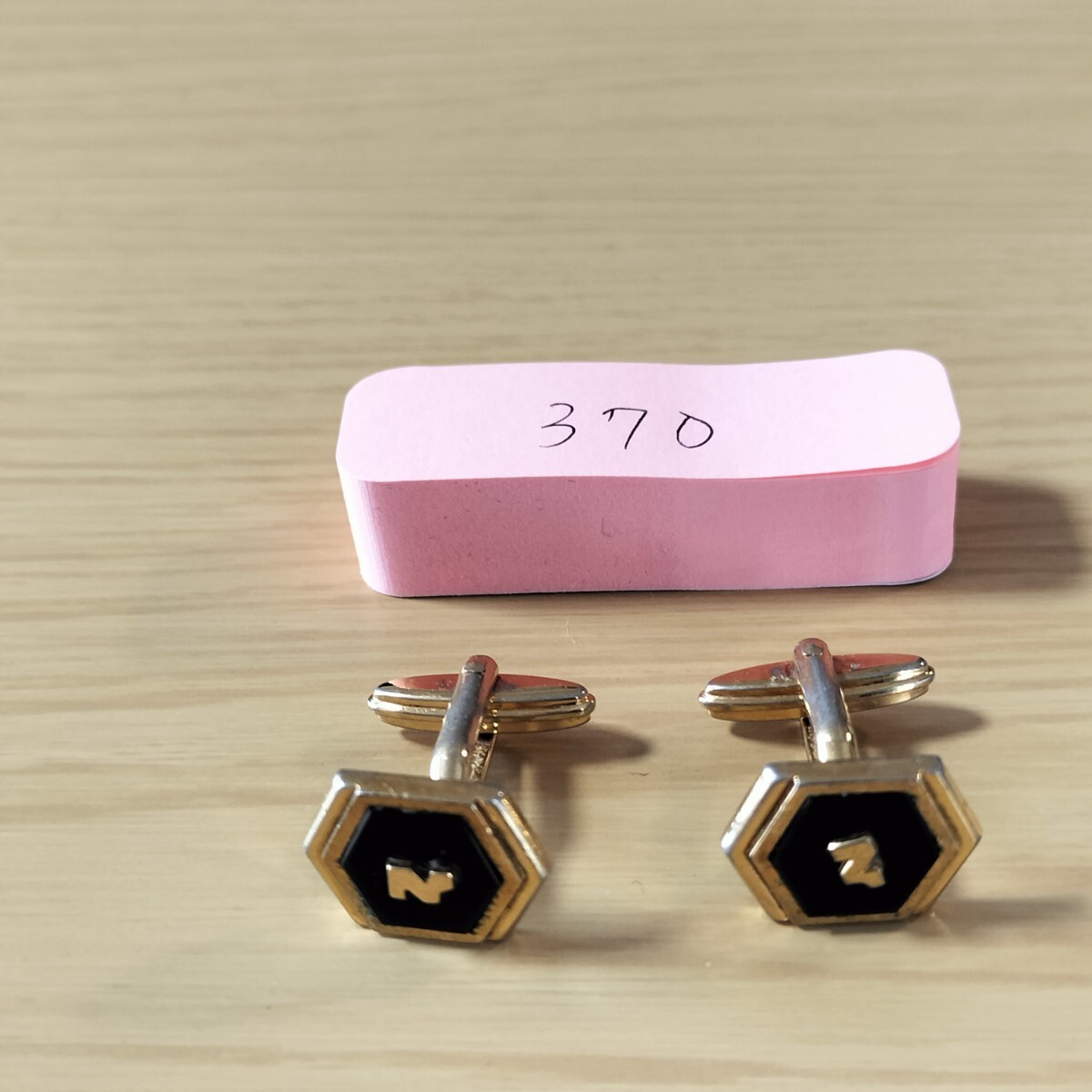 NINA RICCI( ニナリッチ)370ゴールド黒ロゴカフス、カフリンクス、カフスボタン、拍卖