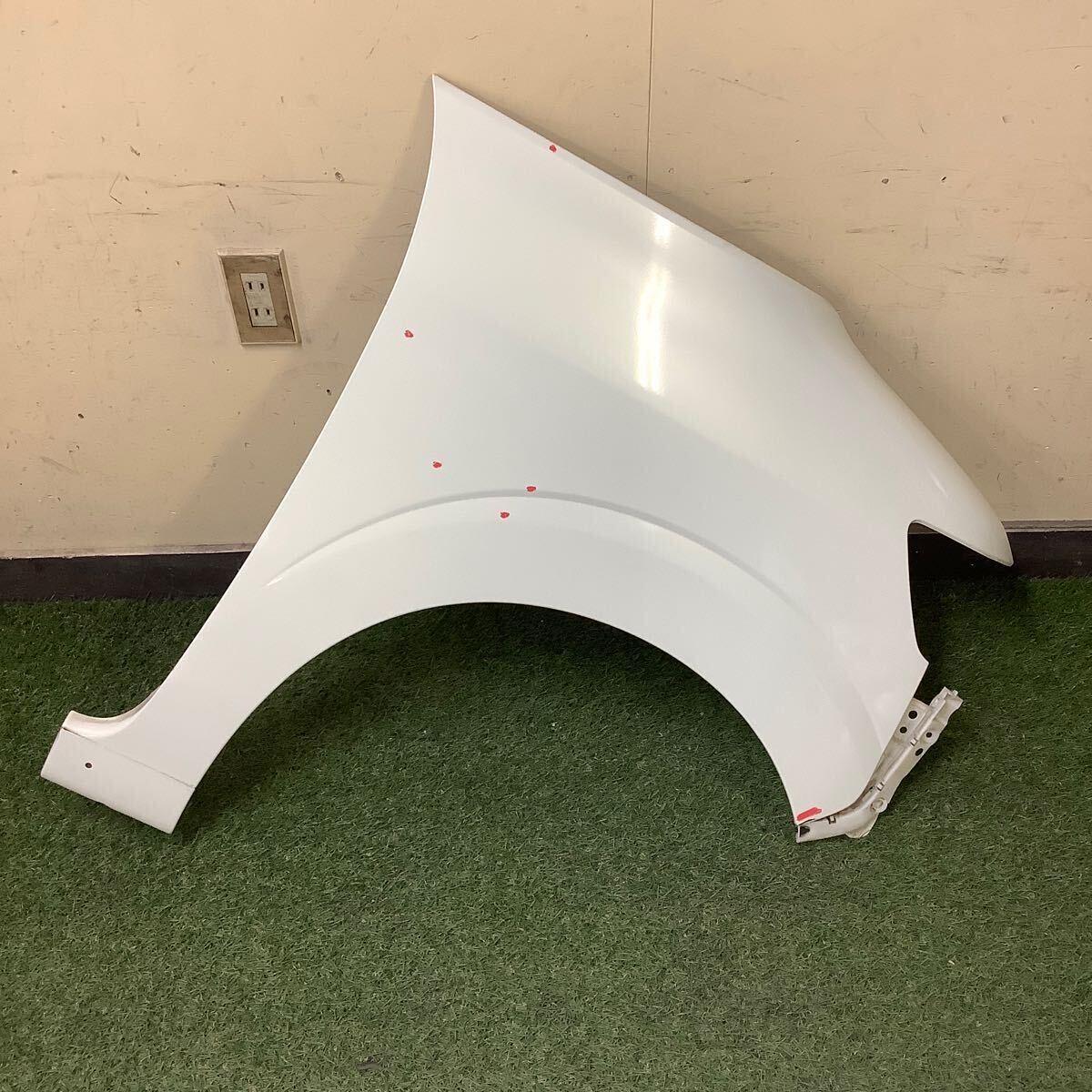 タント カスタム L350S 右 フロント フェンダー ホワイトパール系 管番2394拍卖
