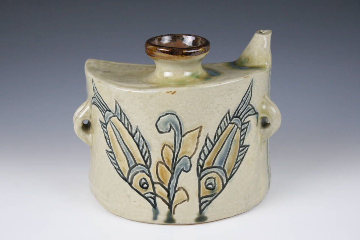 琉球壺屋焼 登り窯 金城敏男 作 線彫魚文抱瓶(中)裏魚文拍卖