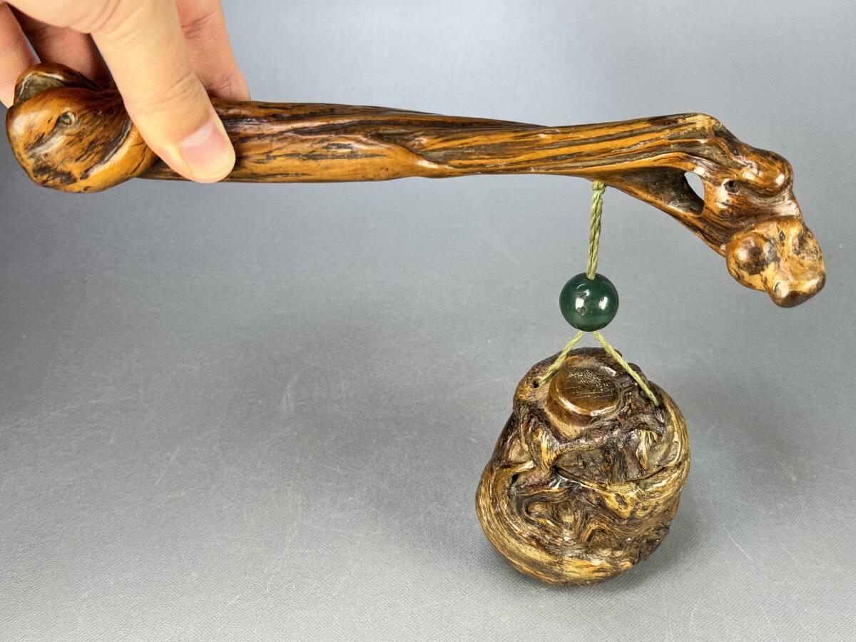 【偲】堤物 煙管筒 煙草道具 根付 木彫蓋付器形とんこつ ヒスイ? 腰差し たばこ入れ 木彫 長さ約24㌢ t-29拍卖