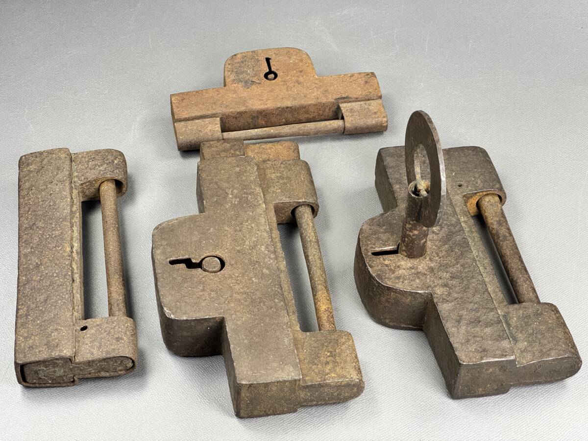 【偲】古錠前 南京錠 海老錠 江戸時代 古鉄 古錠 時代物 日本製 古民具 古道具 時代物 旧家蔵出し r-159拍卖