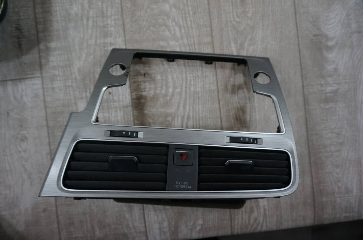 b125 VW ゴルフ MK7 ダッシュボード エアベントとセンタートリム 5G2819728AC 新品純正拍卖