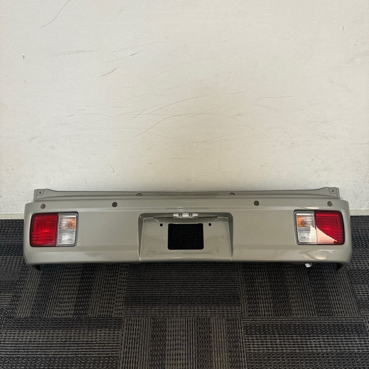 新車外し 超美品 スズキ DA17V エブリィバン エブリー純正 リアバンパー テールライト テールランプ 左右 WBW モスグレーメタリック 灰色拍卖