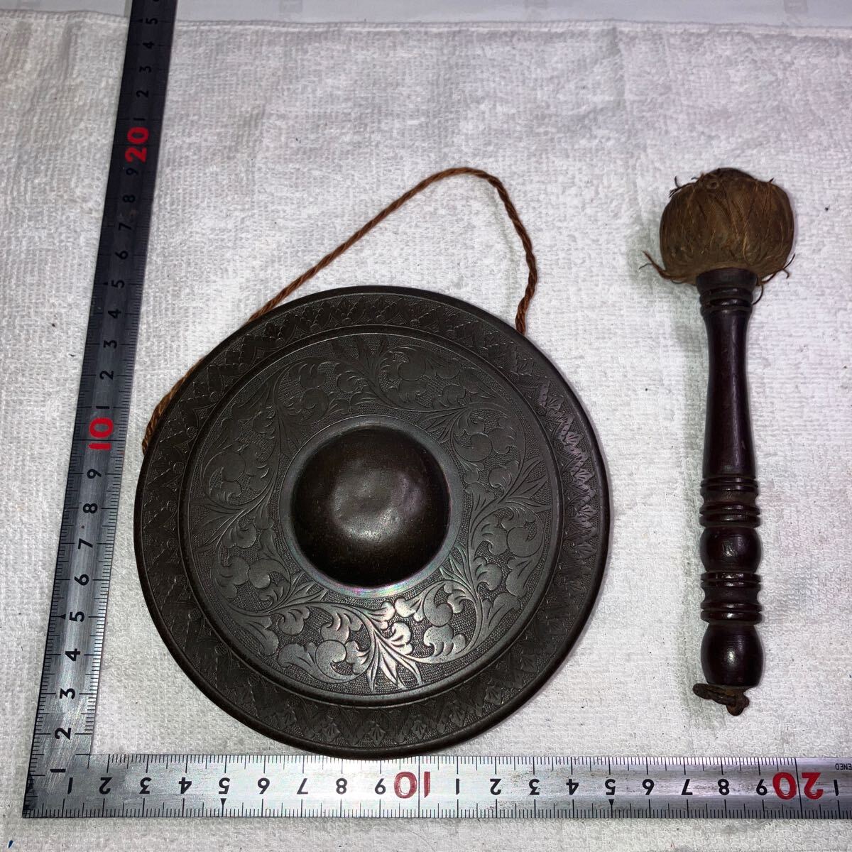 銅鑼 ドラ 打楽器 茶道具 茶器 鳴り物 小道具 仏教美術 釣鐘 バチ 骨董 飾物 時代物 アンティーク 仏具 古民具 金属工芸 中国 骨董 古玩拍卖