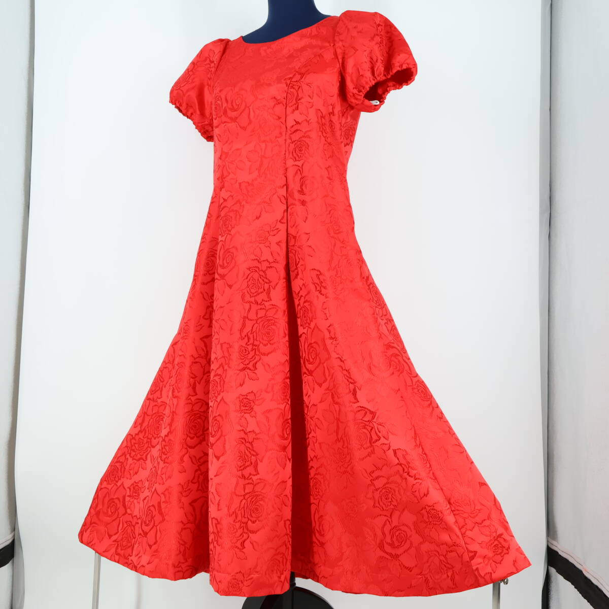 『送料無料』【フラダンス衣装】レッド Hula Liko ワンピース ドレス バラ柄 赤 刺繍 鮮やか 華やか 花柄 アロハ パフスリーブ かわいい拍卖