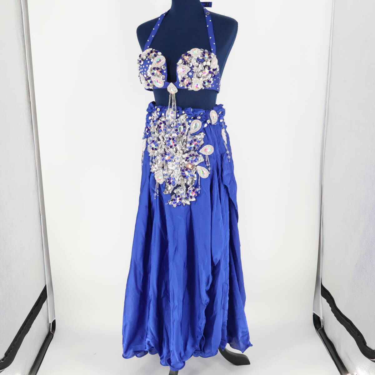 『送料無料』【ベリーダンス用 オリエンタル衣装】ブルー ラインストーン 多数 青 シルバー 花柄 ラメ 煌びやか 豪華 爽やか お洒落 綺麗拍卖