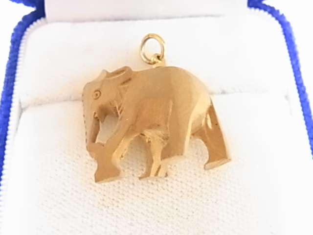 ビンテージ/ヴィンテージ 木彫りデザインの象のモチーフ ゾウ ぞうさん エレファント 柘植 木製ウッド 素敵なペンダントトップ◎◎拍卖