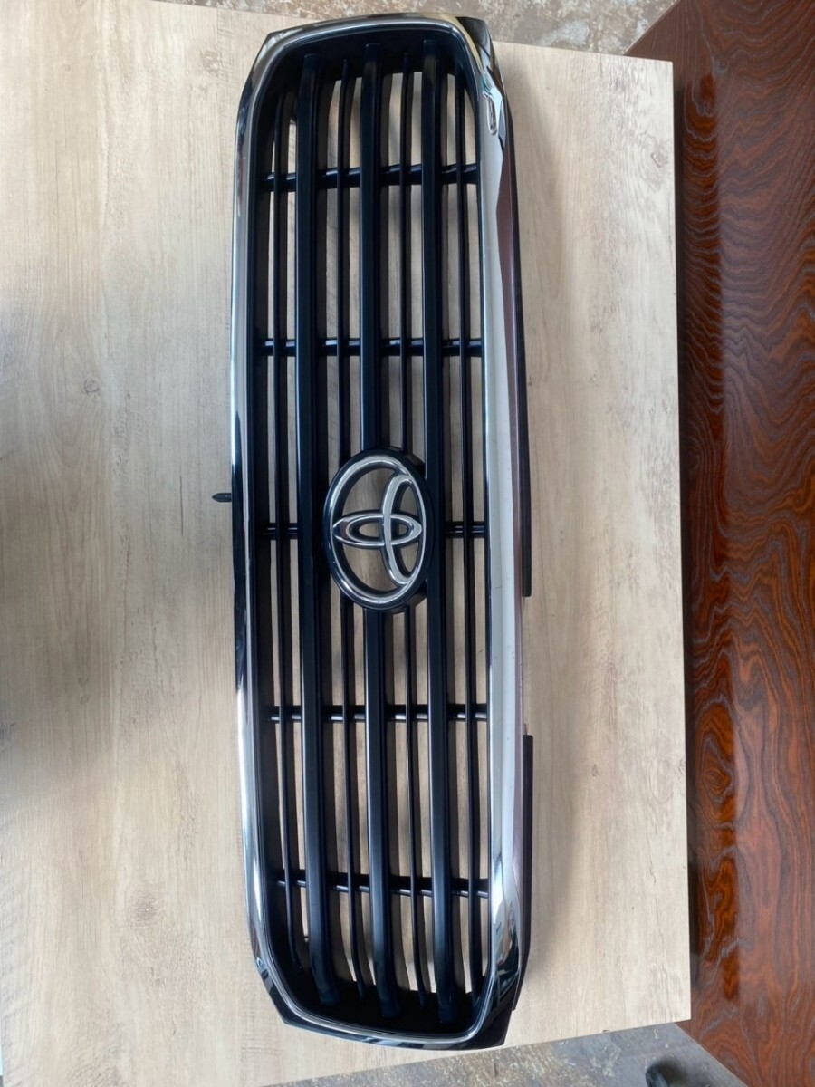 ランドクルーザー 100系 1998年1月以降 フロントグリル ビス止め穴破損ジャンク品拍卖