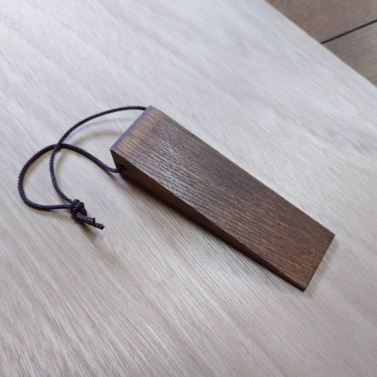 ドアストッパー 素朴でシンプル 無垢材 ドアストッパー 木製 ドア止め ドアストッパー 1個 天然杢楢無垢材 Na47 ブラウン拍卖