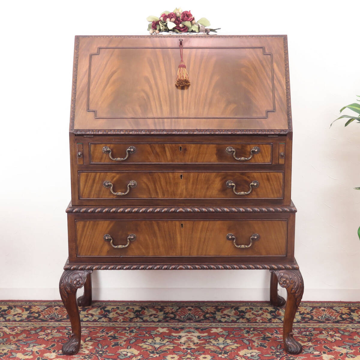 ウォールナットの木目が美しいカブリオールレッグのライティングビューロー/デスク/机/店舗什器/ディスプレイ/インテリア/イギリス/J-1094拍卖