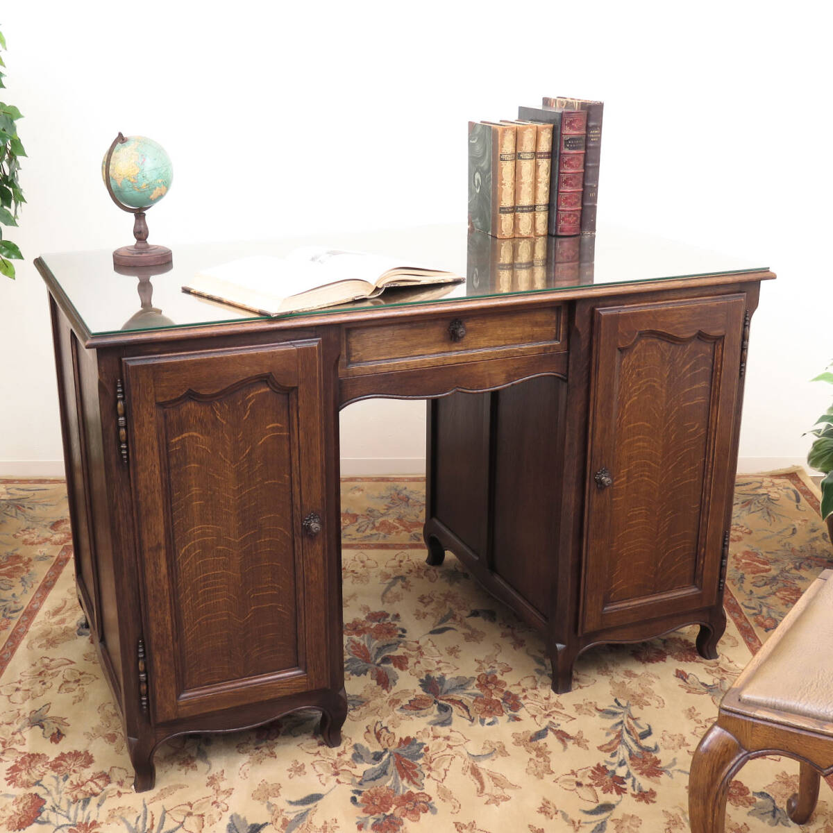 収納力のあるネコ脚の木製ニーホールデスク (両袖机)・書斎机 / 店舗什器 (ディスプレイ) /インテリア フランスのアンティーク家具 C-0009拍卖