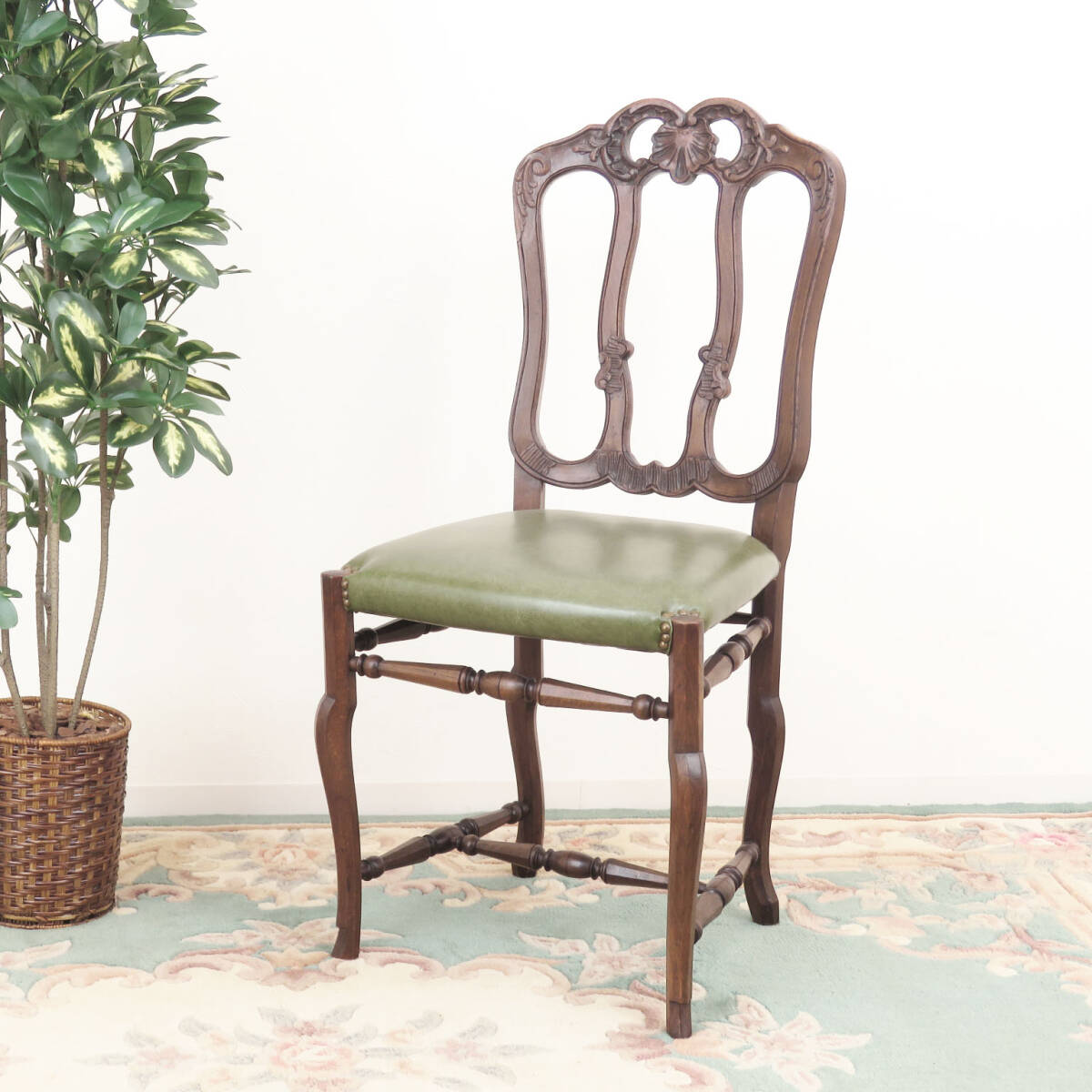 背もたれの彫刻が美しいダイニングチェア/ホールチェア/木製椅子/イス/店舗什器/ディスプレイ/インテリア/フランスアンティーク家具/A-2441拍卖