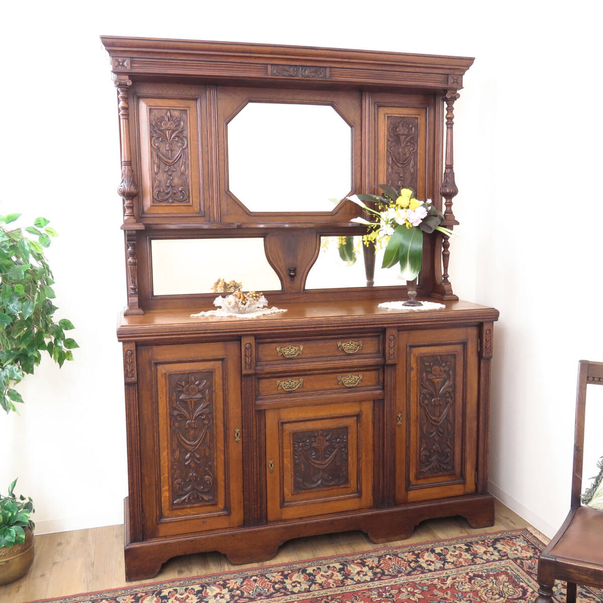 《セール品》扉の彫刻が美しい大型のミラー付きキャビネット/飾り棚/ 店舗什器/ディスプレイ/インテリア/イギリスアンティーク家具/A-0098拍卖