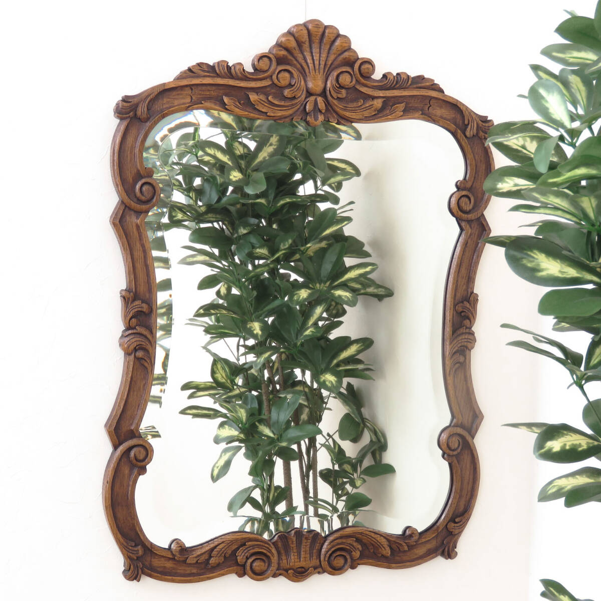 木製の枠に美しい彫刻が施された壁掛け鏡/吊り下げ鏡/面取り鏡/店舗什器/ディスプレイ/インテリア/フランスのアンティークミラー/A-4476拍卖