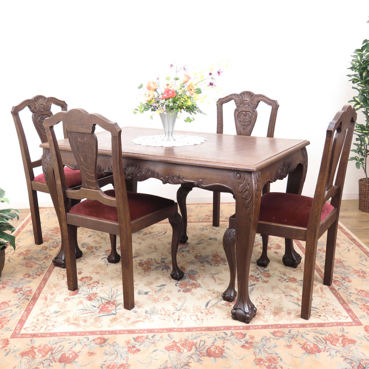 寄木づくりの天板とエレガントな彫刻が美しいテーブルと椅子4脚のセット/レストラン/カフェ/店舗什器/ディスプレイ/インテリア/A-4329拍卖