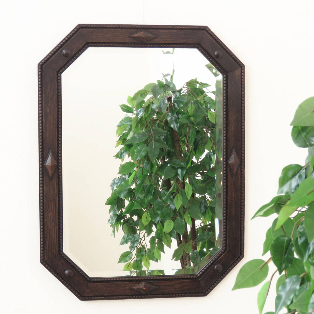 縦長の壁掛け鏡/ウォールミラー/木製枠の吊り下げ鏡/面取り鏡/店舗什器/ディスプレイ/インテリア/イギリス(英国)のアンティーク家具/J-1077拍卖