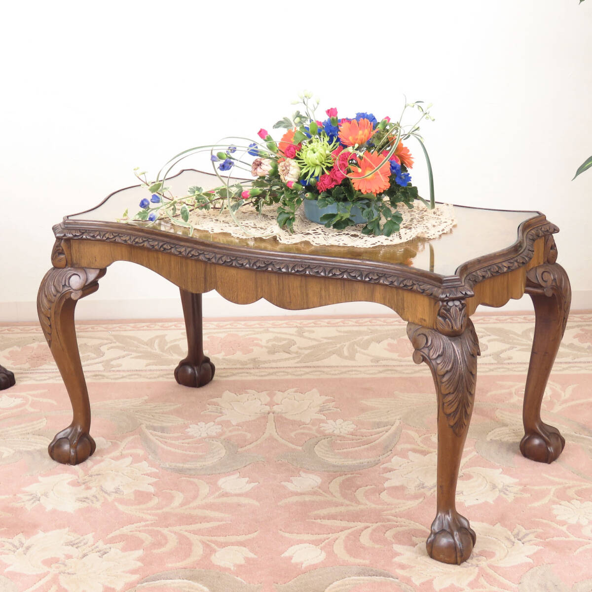 天板にガラスが敷かれたウォールナットのローテーブル/サロンテーブル/店舗什器/ディスプレイ/インテリア/イギリスアンティーク家具/A-4415拍卖