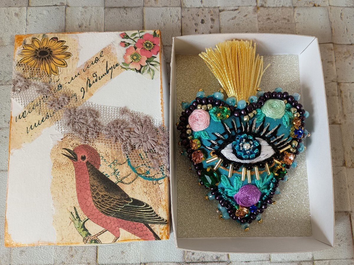 刺繍ブローチ 目ブローチ 目玉 コラソンハート 手作り ハンドメイド コラージュ箱入 簡易箱 アクセサリー拍卖