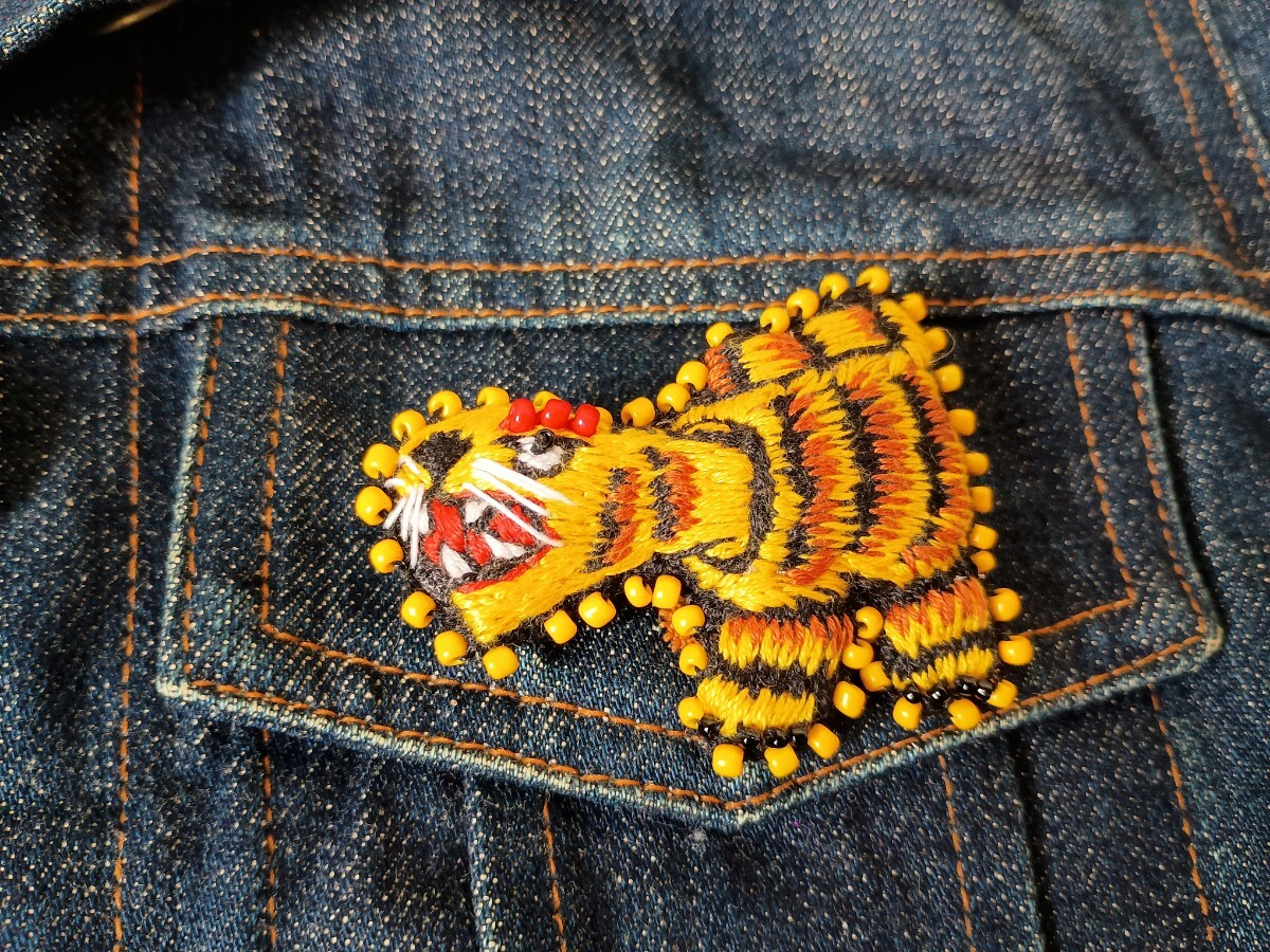 虎刺繍ブローチ トラ 刺繍ブローチ 張子の虎 スカジャン デニムに ハンドメイド 手作り コラージュ箱入拍卖