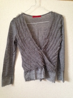 ◆美品◆ グレーニット チュールレースフリル付き 七分袖 トップス プルオーバー 薄手 重ね着 ウール70%拍卖