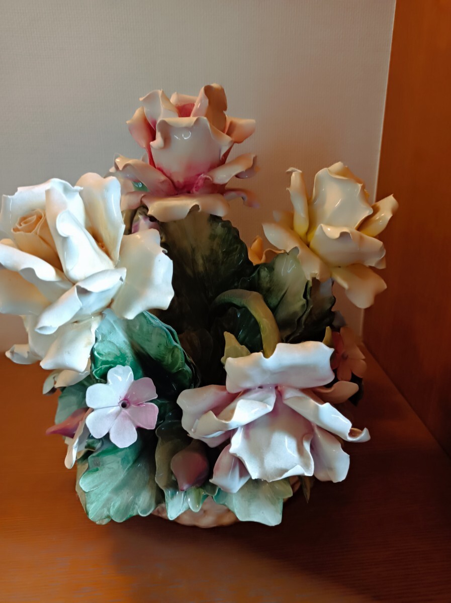 イタリア製 薔薇花瓶飾りアンティーク カポディモンテ です 配送はしません 直接取引のみ拍卖