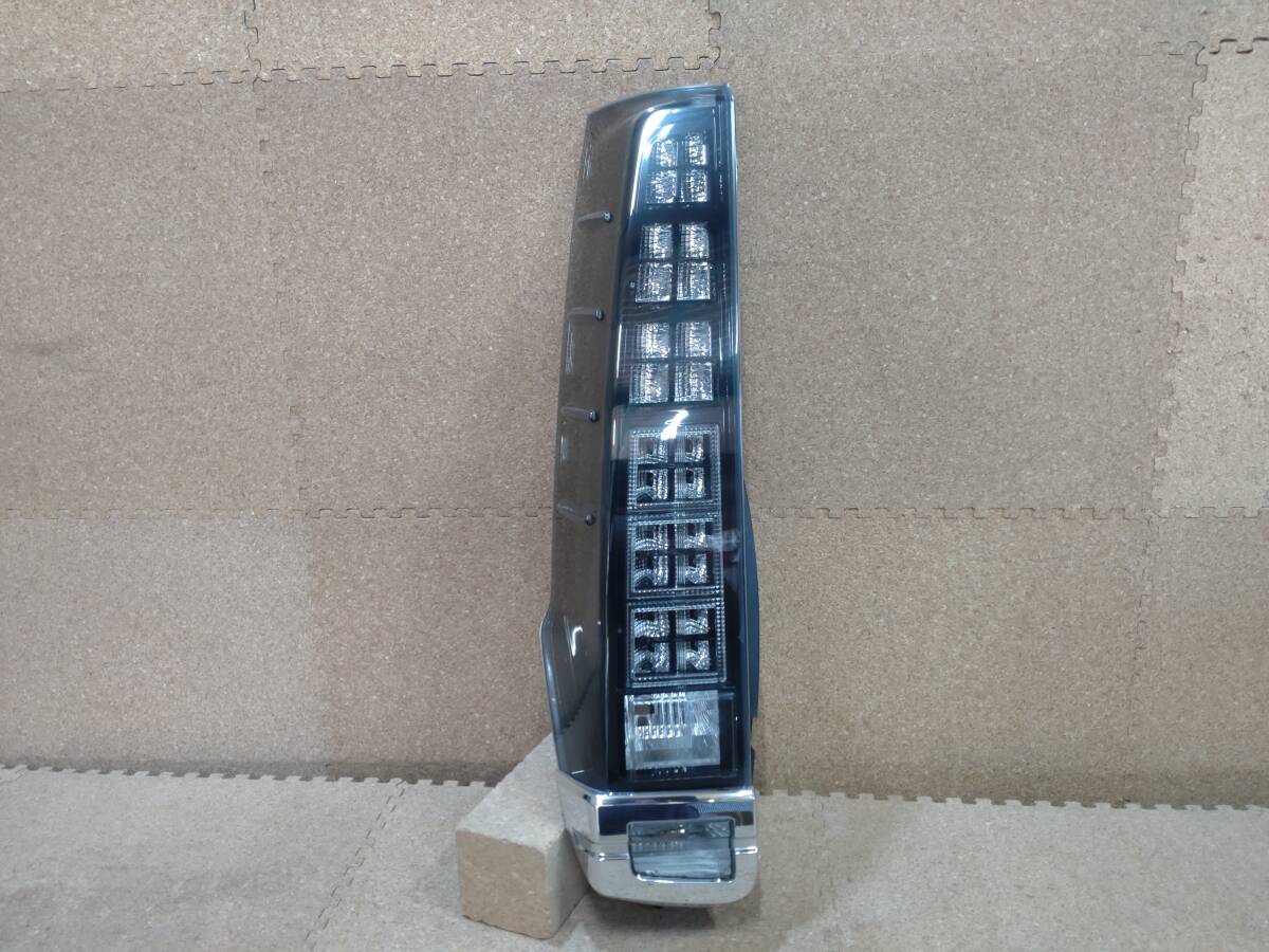 【美品】トヨタ ヴォクシー ZRR80 ZRR85 ZWR80 ZWR85 前期 左テールランプ LED KOITO コイト 28-232 81561-58640 打刻 BL【R7-773C-K】拍卖