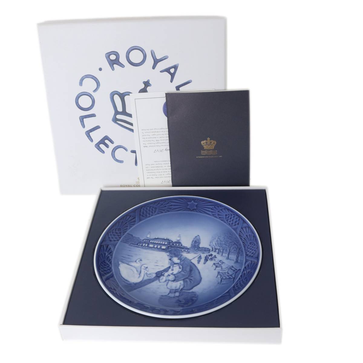 Royal Copenhagen ロイヤルコペンハーゲン イヤープレート 絵皿 飾り皿 2017 Walk at the Lakes 箱、小冊子 直径約18cm NT 美品 Aランク拍卖