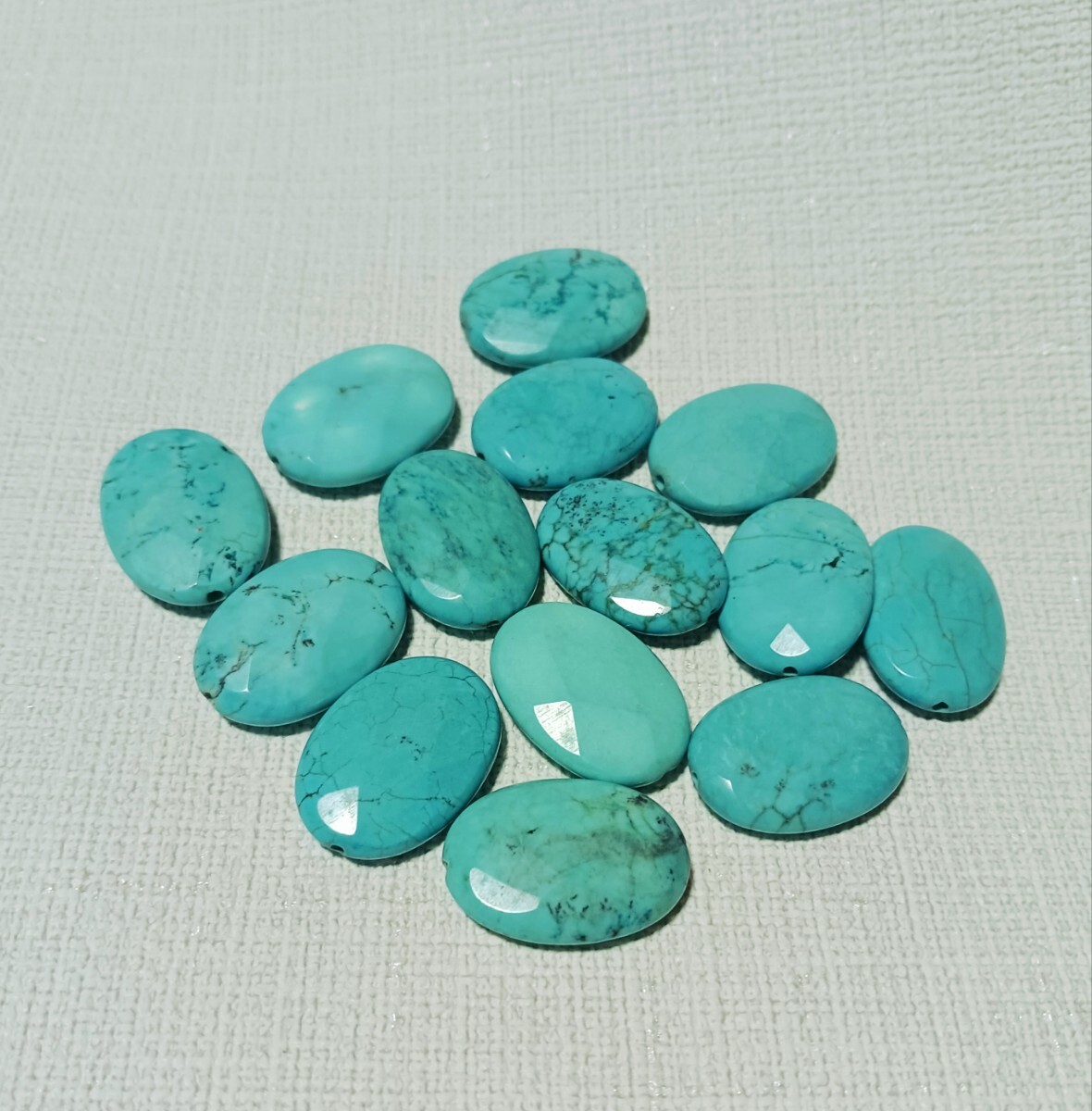 ハウライトターコイズ(マグネサイ卜ターコイズ) 穴あき 天然石ビーズ 14個/25×18×6mm/ハンドメイド アクセサリーパーツ カラーストーン拍卖