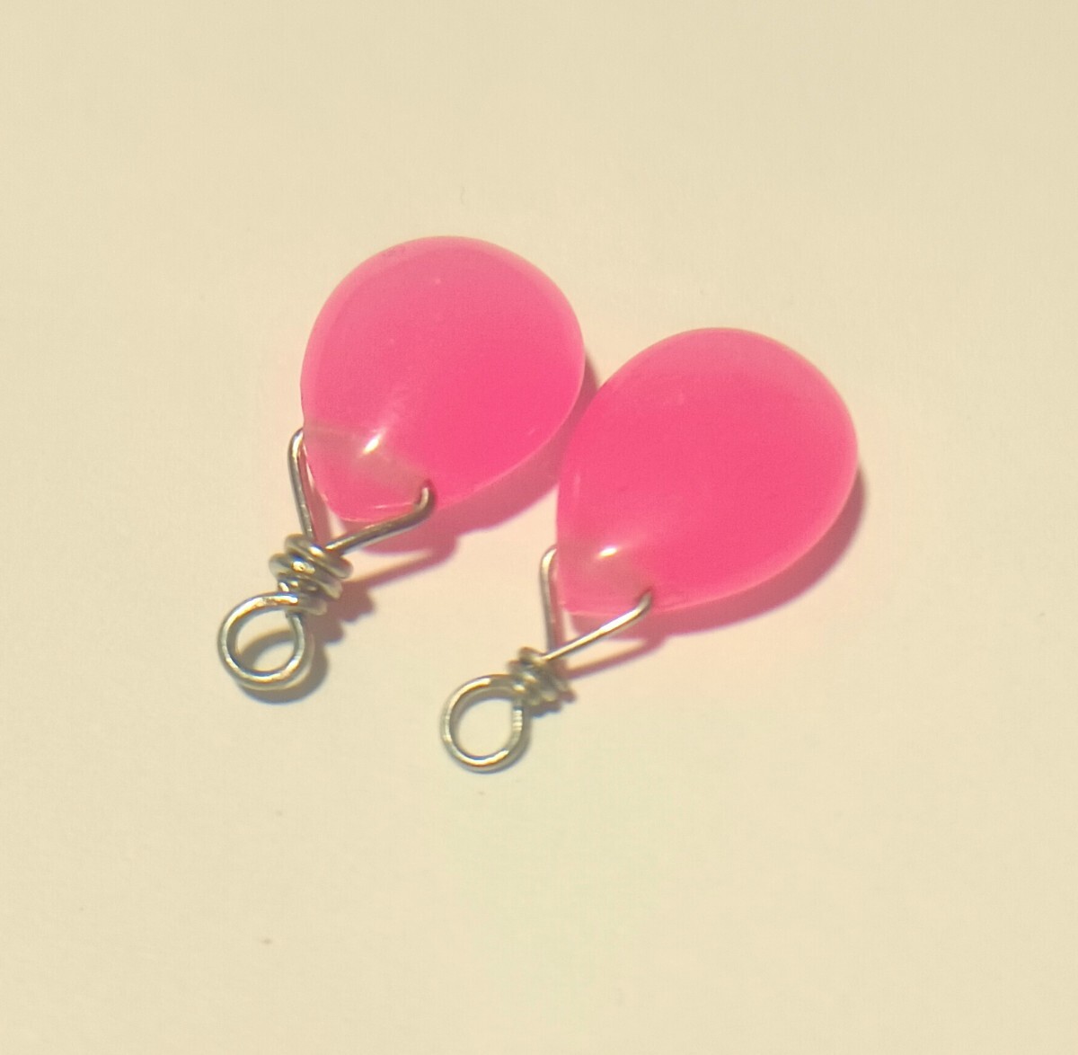 ピンククォーツァイトのアクセサリーパーツ(ワイヤー銀色)/チャーム ハンドメイド 根付け,ペンダント,ピアス,イヤリングなどに 天然石 雫型拍卖