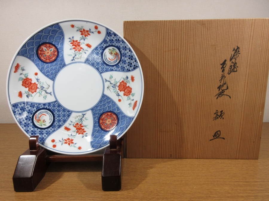 ◎【真作保証】 12代 酒井田柿右衛門 染錦草花地紋額皿 人間国宝 日本工芸会 コレクター放出品 (13代酒井田柿右衛門) 佐賀県 有田拍卖