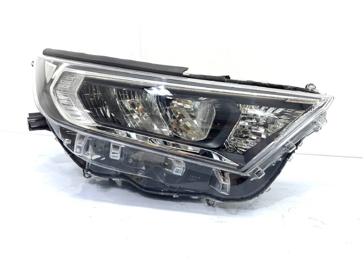 トヨタ RAV4 ラブ4 MXAA52/54 AXAH52/54 ガソリン 純正 右 LED ヘッドライト STANLEY42-90 刻印E (Z17-89)拍卖
