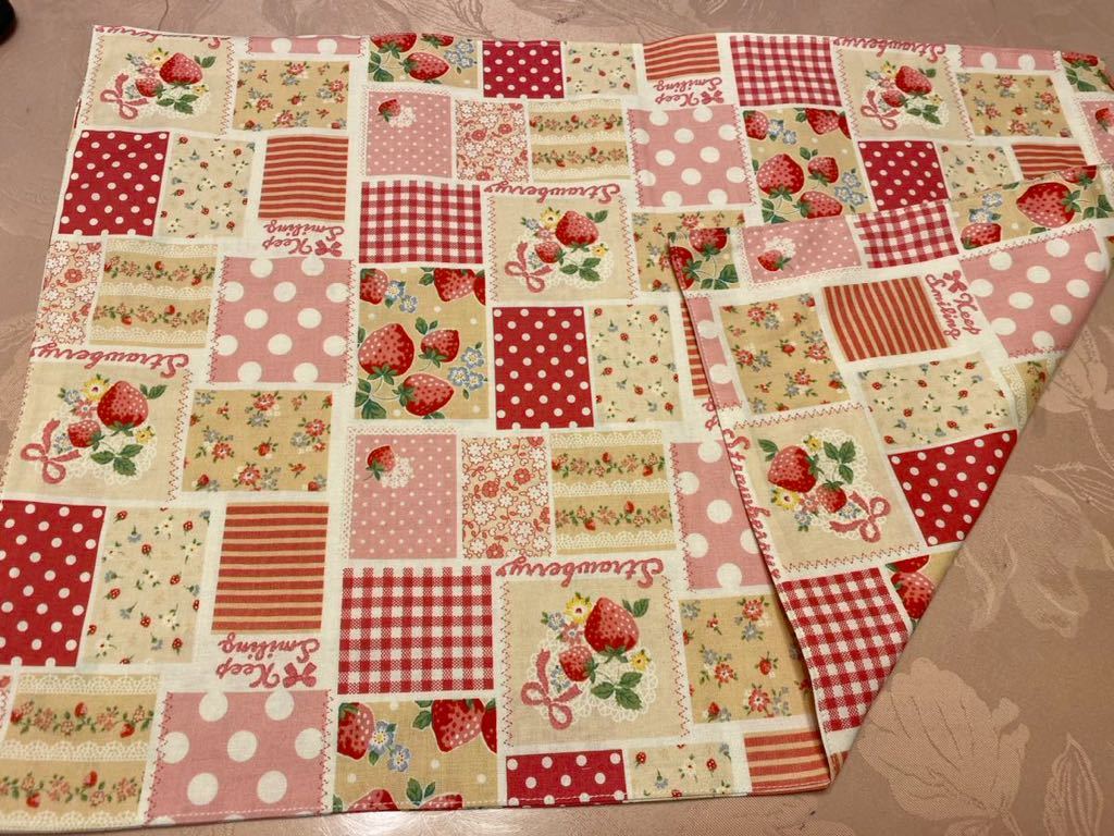 No.626 大判裏付ランチョンマット ハンドメイド 40x60 いちご柄拍卖