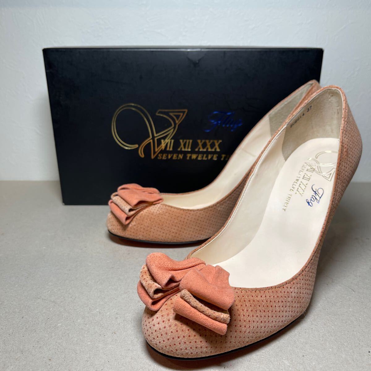 Seven Twelve Thirty 37 24.5cm 新品未使用 甲浅 ピンクベージュ サーモンピンク パンプス リボン 入学式 式典拍卖