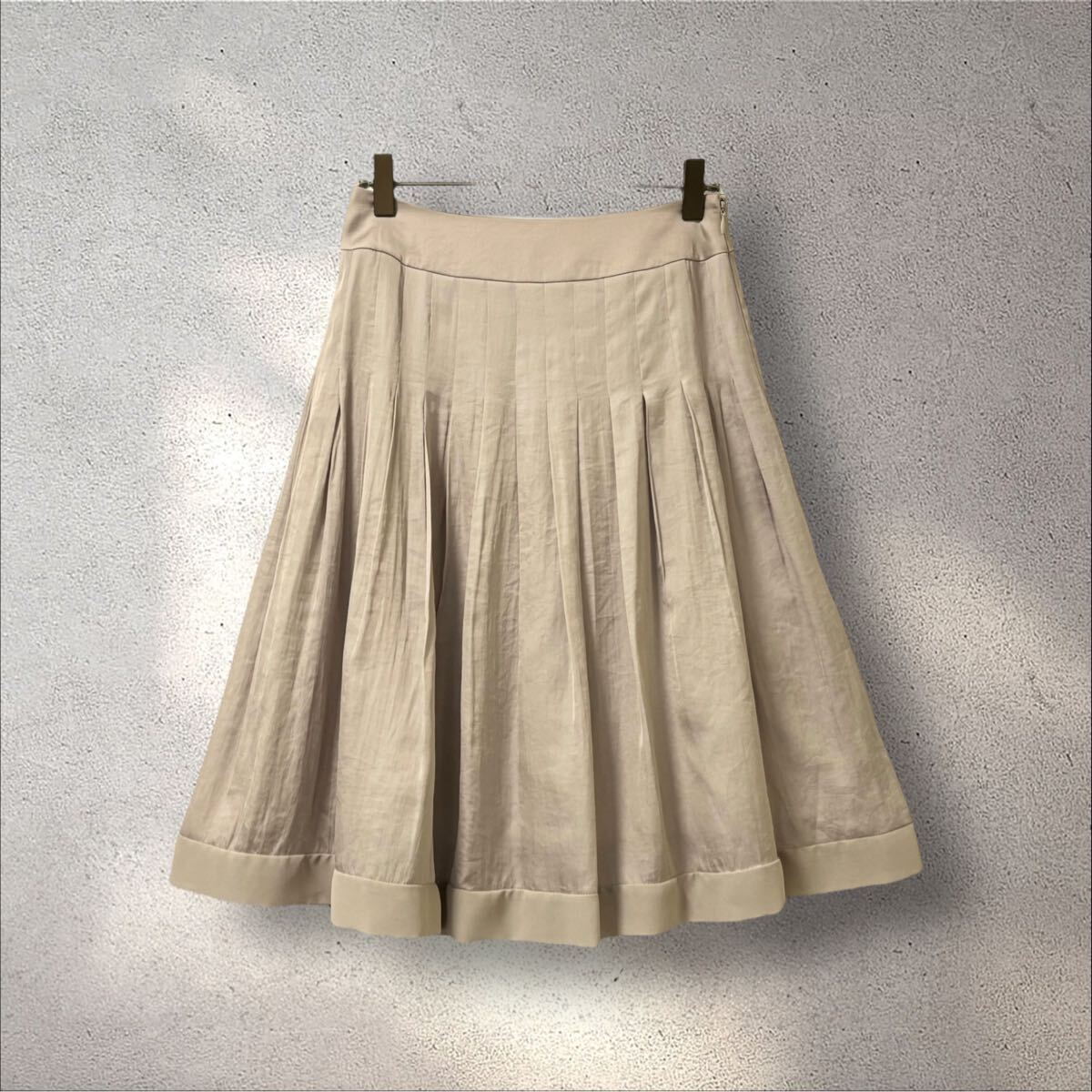 1670【INDIVI/インディィ】プリーツデザインスカート S 日本製 ワールド ベージュ ひざ丈 春服 上品 エレガンス オフィスカジュアル 拍卖