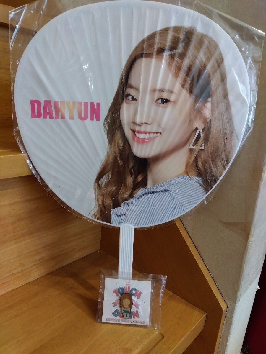 TWICE DEBUT SHOWCASE “Touchdown in JAPAN” DAHYUN ダヒョン うちわ & ピンバッジ拍卖
