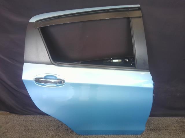 ヴィッツ DBA-KSP130 リア 右 ドア リヤ F 8V7 M2L3 67003-52280拍卖