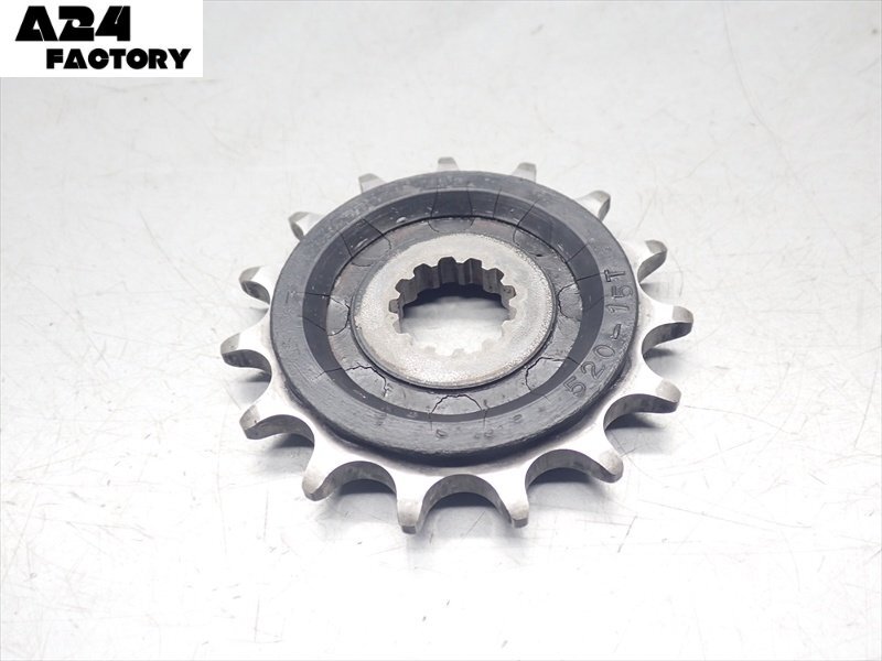 J1R7-0312 スズキ グラストラッカー ビッグボーイ フロントスプロケット ドライブスプロケット 15丁 【NJ4BA-100~ 動画有】拍卖