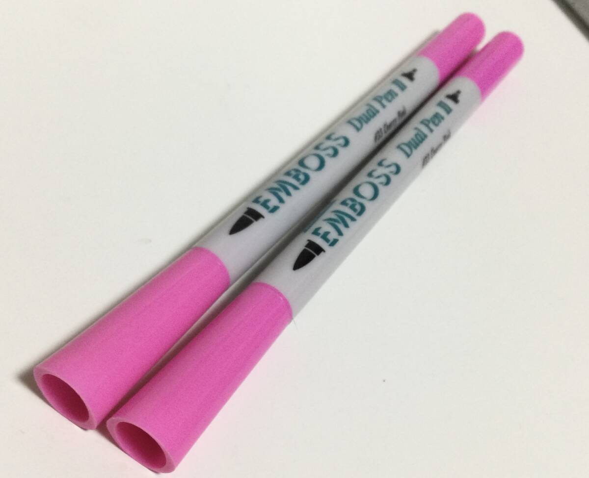 【Pen Spinning】新品未使用 廃番 TSUKINEKO EMBOSS PEN Cherry Pink ツキネコ エンボスペン 灰軸 2本セット拍卖