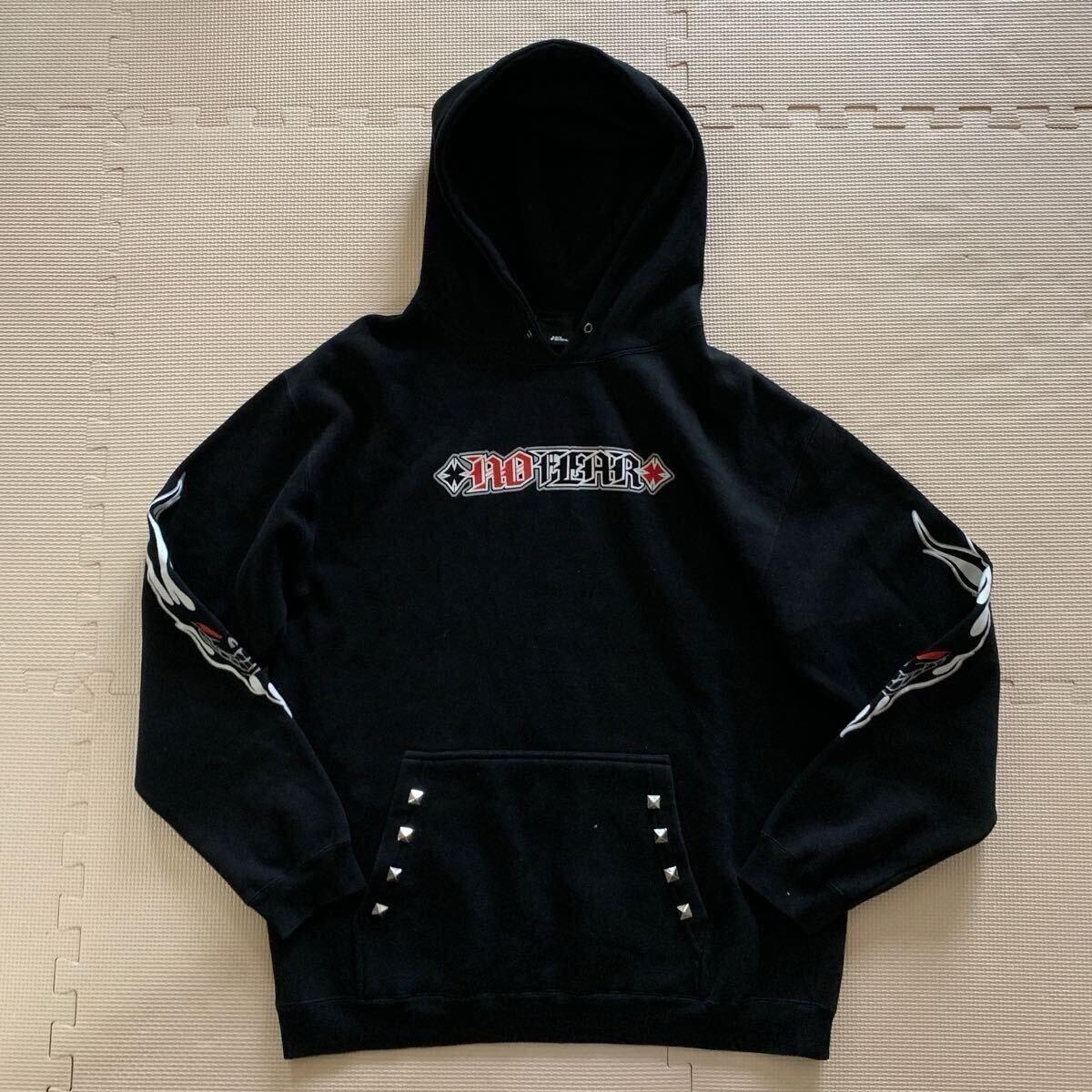 90s 00s【No fear】ノーフィアー スウェットパーカー ブラック USA製 スタッズ 腕プリント USA製 M スケート 拍卖