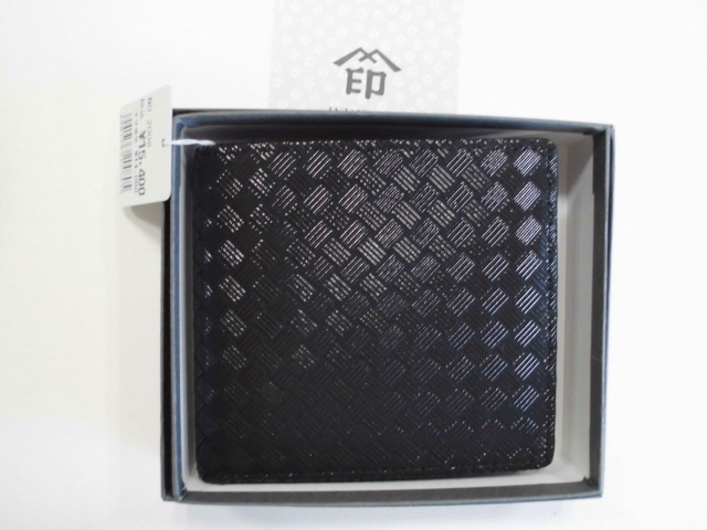 新品 INDEN-YA No.2008 男性用二つ折り財布 小銭入れあり 黒地黒漆 158網代編 印傳屋上原勇七 店舗保管品 甲州印伝 伝統工芸品拍卖
