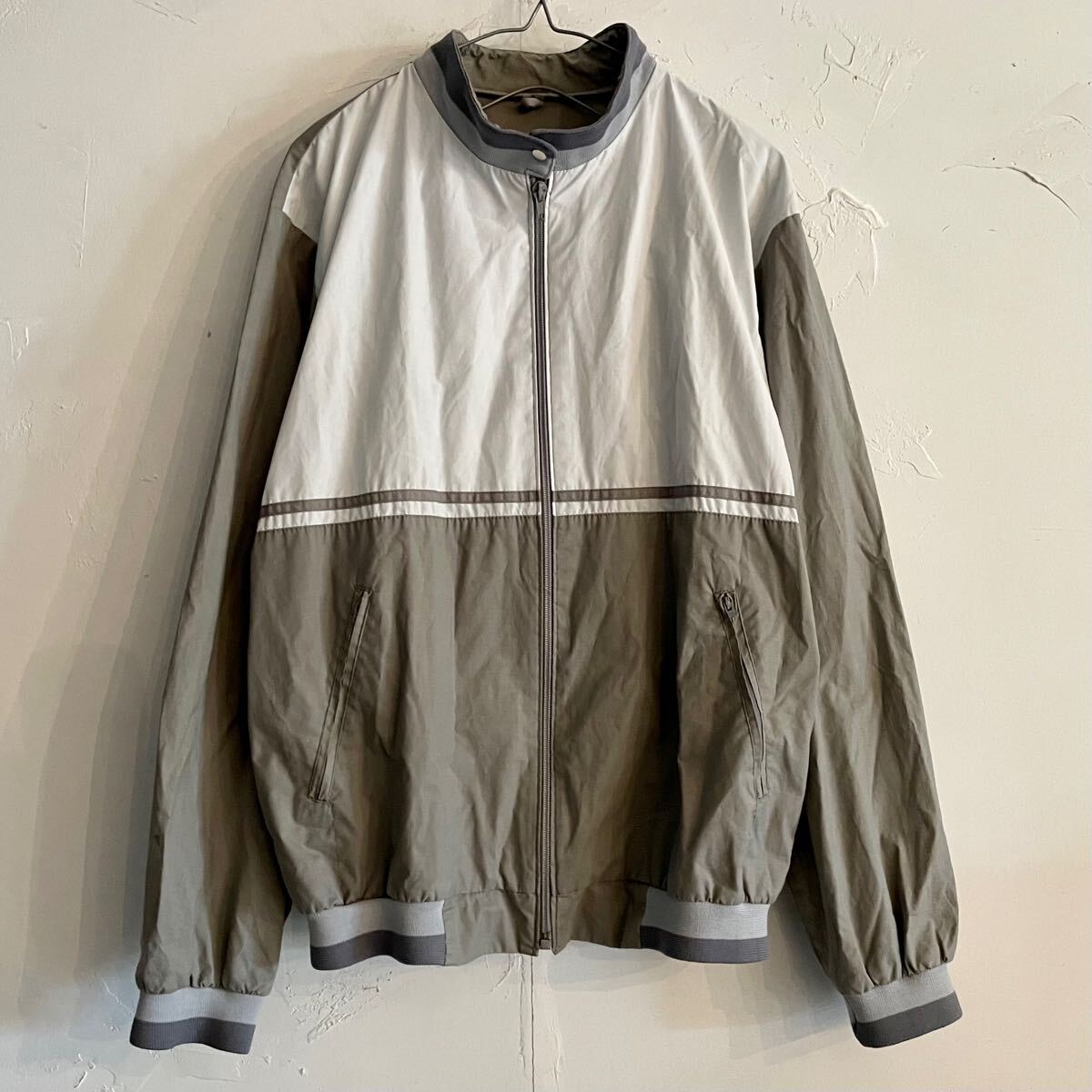 ヨーロッパ古着になります。スタンドカラー ジップアップジャケット トラックジャケット グレーと白ツートン M メンズレディス ユーロ古着4拍卖