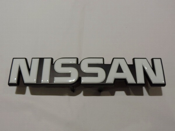 【正規国内ニッサン純正】 ニッサン純正 サファリ用 フロントグリル エンブレム 他の車種に流用可能 サイズ: 縦80mm 横432mm拍卖