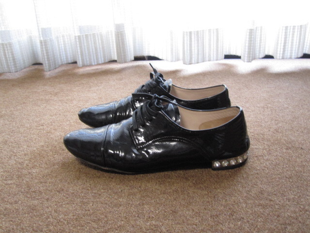 使用少ないキレイ MIUMIU ミュウミュウ エナメル ブラック ストーン付 ローシューズ ITALY製 サイズ37/23.5cm拍卖