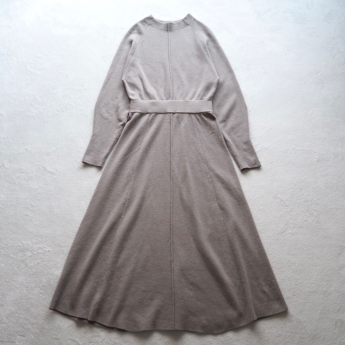 MilaOwen ミラオーウェン ボトルネック ブラウジング ニットワンピース フレアワンピース ロングワンピース 長袖 ベージュ グレージュ拍卖