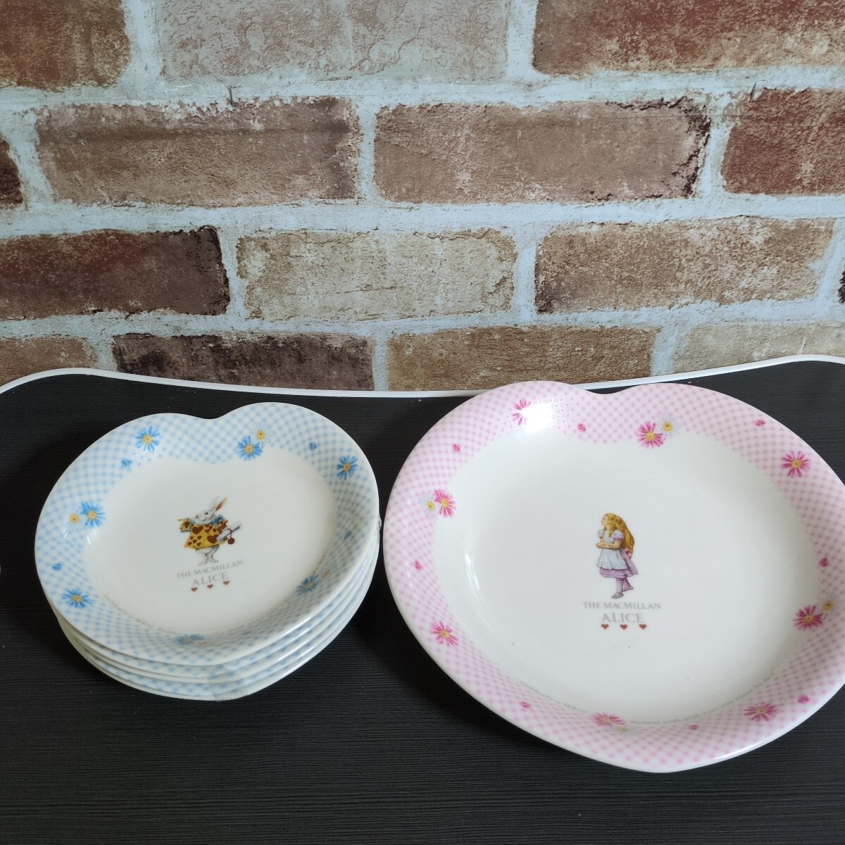 THE MACMILLAN 不思議の国のアリス ハート型お皿セット【小皿ブルー5枚 大皿ピンク1枚】拍卖
