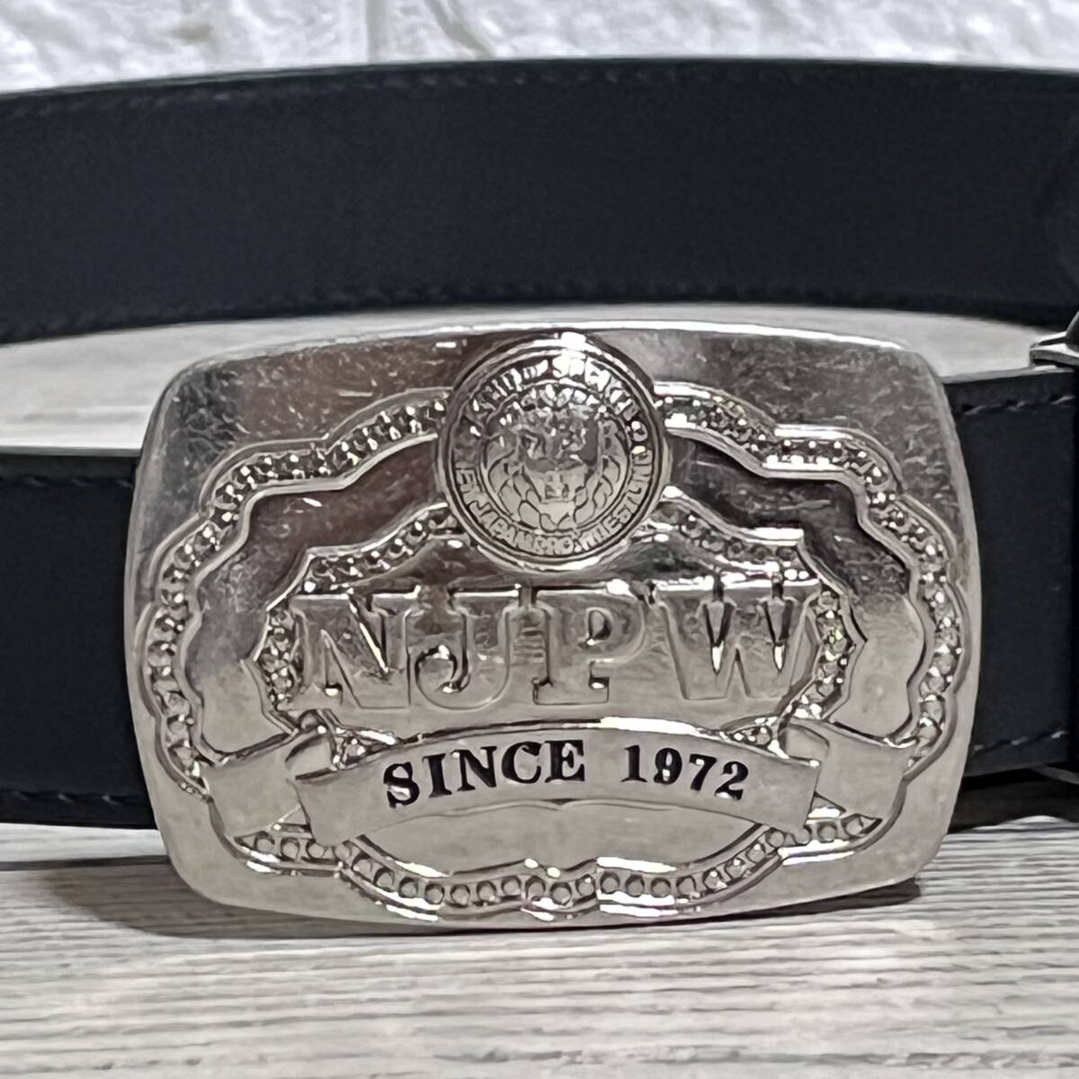 ★ NJPW (新日本プロレス) ★ メンズ ベルト IWGP チャンピオンベルト風 1972 新日 黒色 ウエスト100cmまで (タグ付き 新品 未着用品)拍卖
